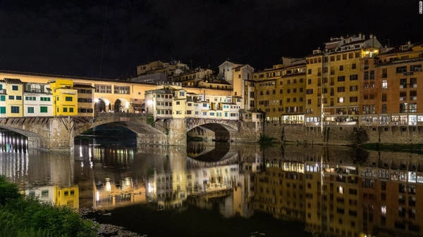 Ponte Vecchio, Florence: Đây là cây cầu duy nhất bắc qua sông Arno. Nó nổi tiếng với những cửa hàng nằm dọc hành lang cầu bao gồm cửa hàng kim hoàn, tranh và đồ lưu niệm. Ponte Vecchio, Florence: Đây là cây cầu duy nhất bắc qua sông Arno. Nó nổi tiếng với những cửa hàng nằm dọc hành lang cầu bao gồm cửa hàng kim hoàn, tranh và đồ lưu niệm.