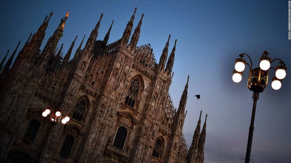 Duomo, Milan: Đây là nhà thờ theo cách kiến trúc Gô-tích được xây dựng trong thời gian gần 6 thế kỷ. Duomo là nhà thờ lớn nhất ở Italia (trừ nhà thờ St. Peter's và Vatican) và là nhà thờ Thiên chúa lớn thứ 5 thế giới. Duomo, Milan: Đây là nhà thờ theo cách kiến trúc Gô-tích được xây dựng trong thời gian gần 6 thế kỷ. Duomo là nhà thờ lớn nhất ở Italia (trừ nhà thờ St. Peter's và Vatican) và là nhà thờ Thiên chúa lớn thứ 5 thế giới.