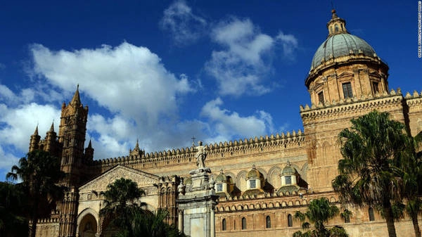 Palermo: Thủ phủ của vùng Sicily nổi tiếng với các công trình kiến trúc cổ kính, văn hóa và nghệ thuật. Thành phố cảng này được bao quanh bởi những dãy núi và từ lâu trở thành điểm giao thoa giữa văn hóa châu Âu và Ả Rập. Palermo: Thủ phủ của vùng Sicily nổi tiếng với các công trình kiến trúc cổ kính, văn hóa và nghệ thuật. Thành phố cảng này được bao quanh bởi những dãy núi và từ lâu trở thành điểm giao thoa giữa văn hóa châu Âu và Ả Rập.
