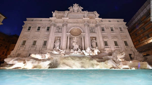 Đài phun nước Trevi, Rome: Công trình này được xây dựng xong vào năm 1762 tại đoạn giao cắt giữa 3 tuyến phố. Khoảng 3.000 euro bằng tiền xu được du khách thả xuống đài phun nước này để làm từ thiện. Đài phun nước Trevi, Rome: Công trình này được xây dựng xong vào năm 1762 tại đoạn giao cắt giữa 3 tuyến phố. Khoảng 3.000 euro bằng tiền xu được du khách thả xuống đài phun nước này để làm từ thiện.