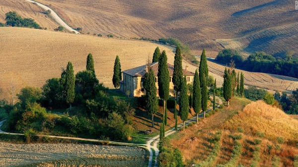 Tuscany: Khu vực này nổi tiếng với những ngọn đồi uốn lợn, làng quê thanh bình, vườn nho và khung cảnh đẹp như mơ. Nơi đây cũng có nhiều thành phố cổ hấp dẫn như Florence, và Pisa. Tuscany: Khu vực này nổi tiếng với những ngọn đồi uốn lợn, làng quê thanh bình, vườn nho và khung cảnh đẹp như mơ. Nơi đây cũng có nhiều thành phố cổ hấp dẫn như Florence, và Pisa.