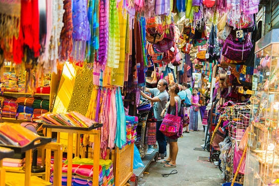 Bạn có thể tìm thấy mọi thứ ở chợ cuối tuần Chatuchak. Ảnh: news.travelhouseuk.co.uk