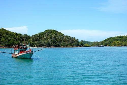 Vượt qua nhiều đảo lớn nhỏ, để tới Ba Hòn Đầm, 1 trong những đảo hoang sơ ít người của quần đảo, để được hòa mình giữa thiên nhiên, biển xanh và mây trời