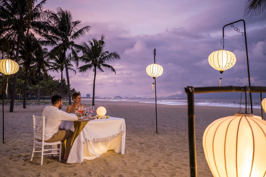 Tiệc lãng mạn dành riêng cho cặp đôi. Ảnh: FourSeasonsNamHai