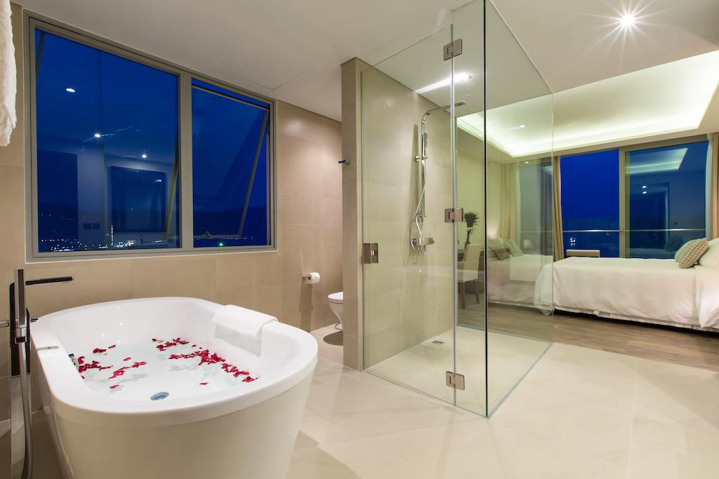 A-La-Carte-Da-Nang-Beach-ivivu-2
