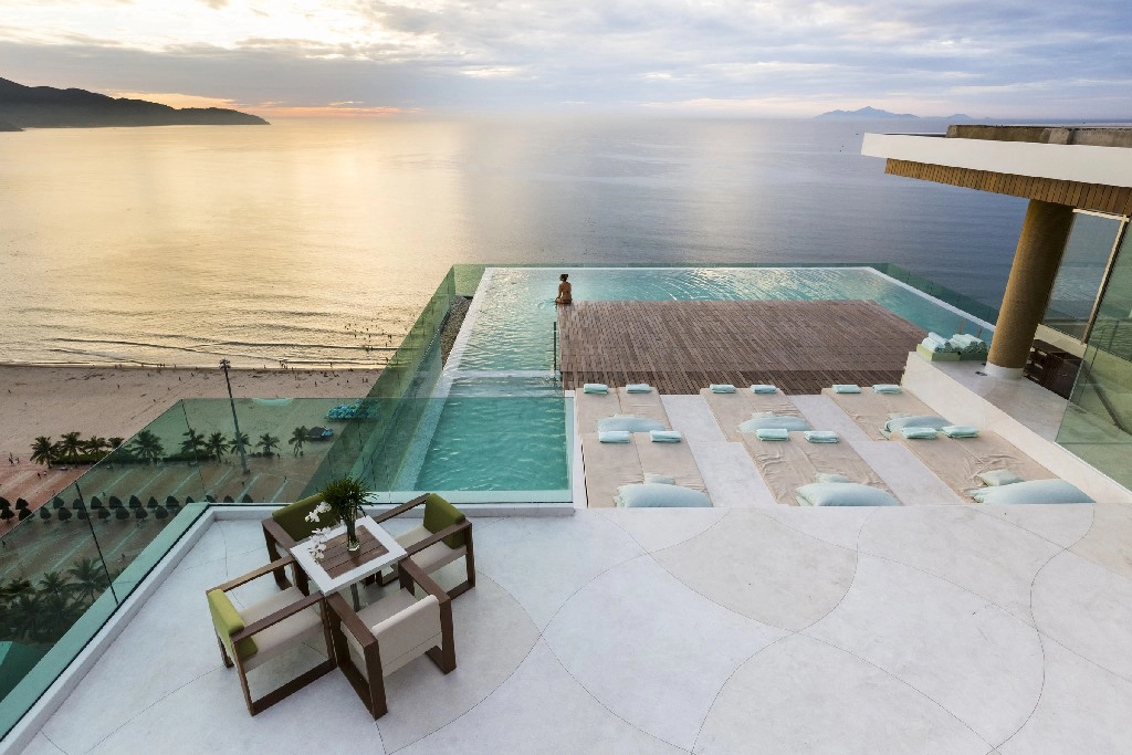 A-La-Carte-Da-Nang-Beach-ivivu-13
