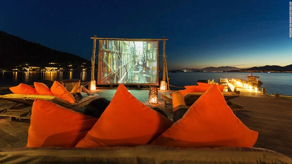 Rạp phim của Six Senses Ninh Van Bay được The Venue Report bình chọn là rạp chiếu phim ngoài trời đẹp nhất thế giới. Rạp phim của Six Senses Ninh Van Bay lọt top rạp chiếu phim ngoài trời đẹp nhất thế giới.