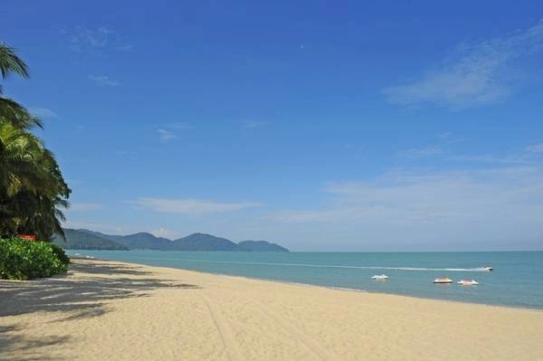 Bãi biển Batu Ferringhi, bãi biển nổi tiếng nhất Penang. Ảnh: Mộc Trà.