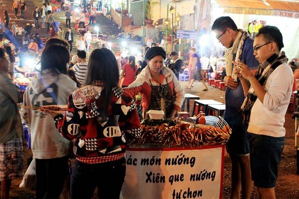 Thưởng thức đặc sản tại chợ đêm Đà Lạt. Ảnh: Zing News Thưởng thức đặc sản tại chợ đêm Đà Lạt.