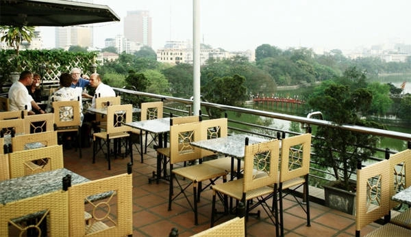 City View nằm trên tầng cao nhất tòa nhà Hàm Cá Mập (số 1-3-5 Đinh Tiên Hoàng). Ở đây, bạn có thể bao quát trọn cảnh hồ Hoàn Kiếm, đền Ngọc Sơn, Cầu Thê Húc, chợ đêm, phố cổ... Ảnh: Cityview. 4-chon-hen-ho-tren-cao-dep-long-lanh-nhin-muot-mat-o-ha-noi-ivivu-1
