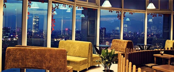 Hexa Club nằm ở tầng 20 tòa nhà C-Land, 156 Xã Đàn 2. Quán sở hữu tầm nhìn đẹp hướng ra hồ Nam Đồng, đặc biệt lung linh về đêm. Ảnh: Hexa. 4-chon-hen-ho-tren-cao-dep-long-lanh-nhin-muot-mat-o-ha-noi-ivivu-10