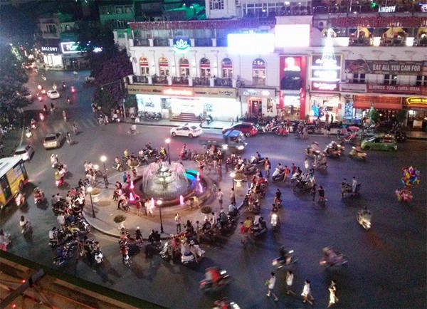 Quán cà phê này là nơi dừng chân quen thuộc của các khách du lịch nước ngoài. Hầu như mỗi người nước ngoài đến Việt Nam đều muốn lên đây ít nhất một lần. 4-chon-hen-ho-tren-cao-dep-long-lanh-nhin-muot-mat-o-ha-noi-ivivu-2