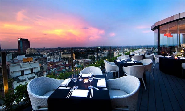 Cielo 13 nằm trên tầng cao nhất của toà nhà Sun City 13 Hai Bà Trưng, là một trong những nhà hàng có view đẹp nhất Hà Nội. Toàn bộ không gian nhà hàng được các kiến trúc sư thiết kế bằng kính để giúp cho mọi thực khách vừa có thể thưởng thức ẩm thực hảo hạng vừa có thể ngắm không gian toàn cảnh thành phố. Ảnh: Cielo 13. 4-chon-hen-ho-tren-cao-dep-long-lanh-nhin-muot-mat-o-ha-noi-ivivu-4