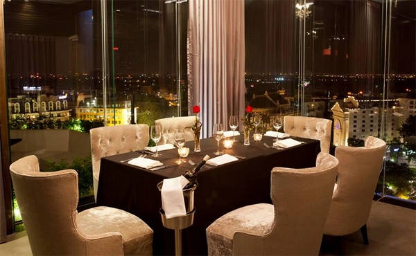 Ngồi trong nhà hàng, bạn có thể hướng tầm nhìn ra hồ Hoàn Kiếm, Nhà hát Lớn, khách sạn Hilton... đẹp mỹ mãn luôn. Ảnh: Cielo 13. Ngồi trong nhà hàng, bạn có thể hướng tầm nhìn ra hồ Hoàn Kiếm, Nhà hát Lớn, khách sạn Hilton... đẹp mỹ mãn luôn. Ảnh: Cielo 13.