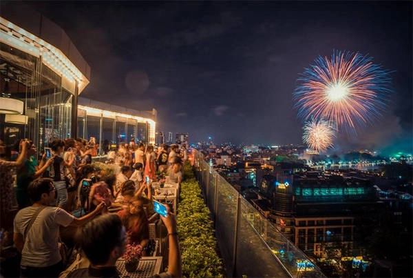 Quán là quán bar, nhà hàng nên bạn vừa có thể nhâm nhi ly cà phê, đồ uống mát lành, vừa thưởng thức những món ăn Âu siêu ngon. Từ đây, bạn có thể ngắm pháo hoa cực đẹp ở hồ Hoàn Kiếm nhé. Ảnh: Cielo 13. Quán là quán bar, nhà hàng nên bạn vừa có thể nhâm nhi ly cà phê, đồ uống mát lành, vừa thưởng thức những món ăn Âu siêu ngon. Từ đây, bạn có thể ngắm pháo hoa cực đẹp ở hồ Hoàn Kiếm nhé. Ảnh: Cielo 13.