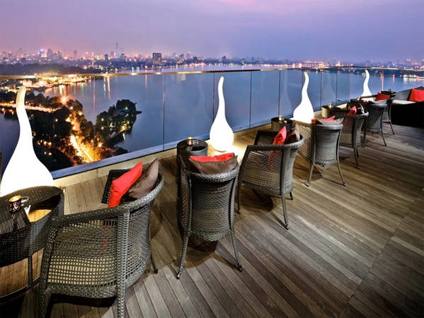 Summit nằm trên tầng 20 của khách sạn Sofitel Plaza (số 1 đường Thanh Niên) với không gian thanh tĩnh, hiện đại cùng tầm nhìn hướng ra địa điểm hẹn hò lãng mạn nhất Hà Nội là hồ Tây, hồ Trúc Bạch và đường Thanh Niên. Ảnh: Summit. Summit nằm trên tầng 20 của khách sạn Sofitel Plaza (số 1 đường Thanh Niên) với không gian thanh tĩnh, hiện đại cùng tầm nhìn hướng ra địa điểm hẹn hò lãng mạn nhất Hà Nội là hồ Tây, hồ Trúc Bạch và đường Thanh Niên. Ảnh: Summit.