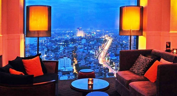 Ở đây ngon nhất là các loại cocktail, giá trung bình khoảng 100.000 VND, khá "chát" nhưng bạn sẽ hoàn toàn hài lòng về chất lượng. Quán có một vài điểm bất tiện như phải đi thang máy 2 lần mới đến nơi, chỉ mở cửa sau 16 giờ. Ảnh: Summit Ở đây ngon nhất là các loại cocktail, giá trung bình khoảng 100.000 VND, khá "chát" nhưng bạn sẽ hoàn toàn hài lòng về chất lượng. Quán có một vài điểm bất tiện như phải đi thang máy 2 lần mới đến nơi, chỉ mở cửa sau 16 giờ. Ảnh: Summit