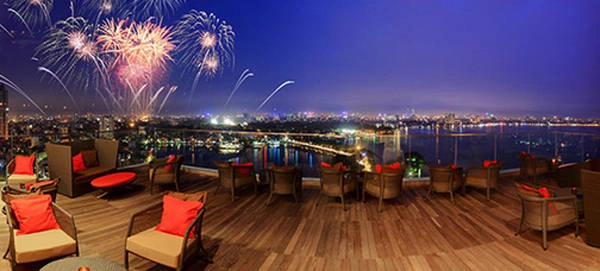 Tuy nhiên nhiều khách hàng, bạn bè quốc tế vẫn tìm đến đây vì khung cảnh view cực đẹp, nhất là về đêm. Ở đây, bạn cũng có thể quan sát rất rõ mỗi khi có dịp bắn pháo hoa ở hồ Tây. Không gian sang chảnh rất lãng mạn này rất thích hợp cho một cuộc tỏ tình đáng yêu đấy. Ảnh: Summit. Tuy nhiên nhiều khách hàng, bạn bè quốc tế vẫn tìm đến đây vì khung cảnh view cực đẹp, nhất là về đêm. Ở đây, bạn cũng có thể quan sát rất rõ mỗi khi có dịp bắn pháo hoa ở hồ Tây. Không gian sang chảnh rất lãng mạn này rất thích hợp cho một cuộc tỏ tình đáng yêu đấy. Ảnh: Summit.