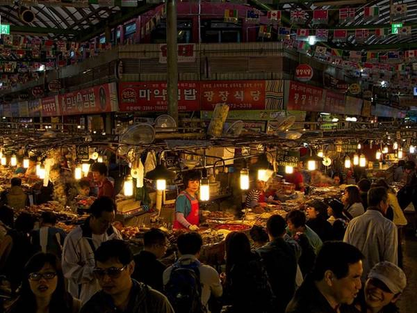 Nếu yêu ẩm thực, chợ Gwangjang là thiên đường ăn uống không thể bỏ qua. Kết thúc một ngày tham quan, du khách còn có thể tận hưởng cảm giác thư giãn trong những phòng tắm hơi xuất hiện khắp nơi. Ảnh: Gomadnomad. Nếu yêu ẩm thực, chợ Gwangjang là thiên đường ăn uống không thể bỏ qua. Kết thúc một ngày tham quan, du khách còn có thể tận hưởng cảm giác thư giãn trong những phòng tắm hơi xuất hiện khắp nơi. Ảnh: Gomadnomad.