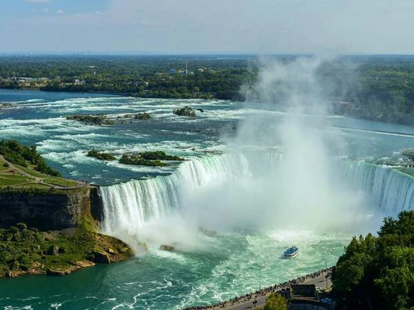 Các điểm đến du khách nên chọn gồm tỉnh bang Quebec, một châu Âu thu nhỏ trong lòng Canada; thành phố Victoria và Vancouver, nơi mang đậm phong cách Anh quốc; thác nhân tạo Niagara hùng vĩ ở khu vực biên giới với Mỹ. Ảnh: Principalge. Các điểm đến du khách nên chọn gồm tỉnh bang Quebec, một châu Âu thu nhỏ trong lòng Canada; thành phố Victoria và Vancouver, nơi mang đậm phong cách Anh quốc; thác nhân tạo Niagara hùng vĩ ở khu vực biên giới với Mỹ. Ảnh: Principalge.