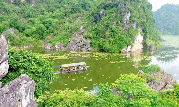 Hồ Quan Sơn mùa hoa nở khắp lòng hồ khiến ai đến đây cũng thích thú. Hồ Quan Sơn mùa hoa nở khắp lòng hồ khiến ai đến đây cũng thích thú.