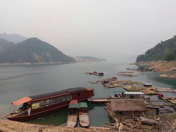 Bến đậu của thuyền đưa người qua sông (Ảnh: Đ.D). Bến đậu của thuyền đưa người qua sông (Ảnh: Đ.D).