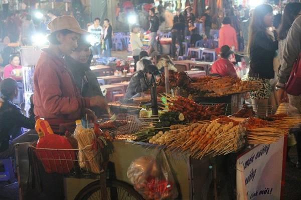 Đến Đà Lạt nên dạo chợ đêm thưởng thức các món ăn vặt. Ảnh: Phước Bình. Đến Đà Lạt nên dạo chợ đêm thưởng thức các món ăn vặt. Ảnh: Phước Bình.