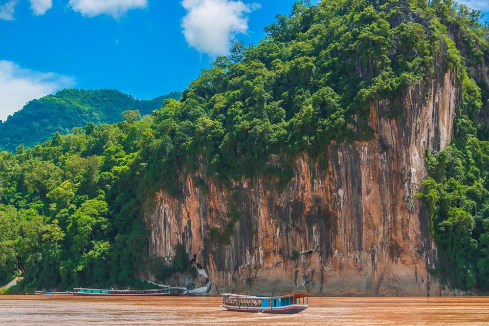 1. Pak Ou là hang động đá vôi nổi tiếng của Lào. Trong động chứa hơn 4.000 pho tượng Phật. Những bức tượng được chạm khắc ấn tượng, có nhiều kích cỡ và màu sắc khác nhau. Thuyền là phương tiện duy nhất giúp du khách đến được đây. Ảnh: Preecha Onnu.