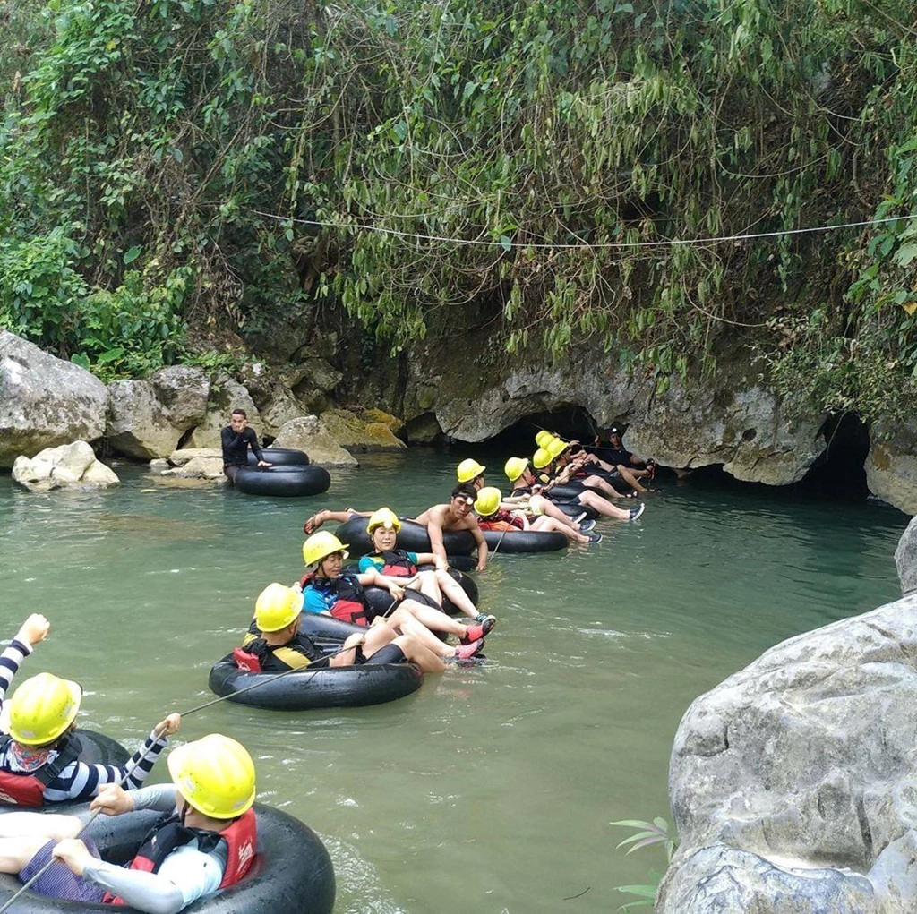 3. Tham Nam: Cách khoảng 6 km về phía bắc thị trấn Vang Vieng (Lào), đây là nơi lý tưởng để tham quan vào dịp nắng nóng. Trước khi vào hang đông, du khách phải thuê một chiếc phao, đèn pin, áo phao và túi chống nước để cất những vật có giá trị. Để vào được bên trong, bạn phải ngồi trên những chiếc phao nổi và dùng tay kéo sợi dây được gắn vào tường hang. Ảnh: Kayelakat, Yooyouyu00.