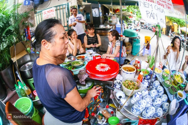 Hàng ốc Bà Câm ở Tống Duy Tân.