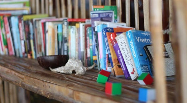 Màu xanh phủ kín cả những giá sách trông rất đáng yêu. Màu xanh phủ kín cả những giá sách trông rất đáng yêu.
