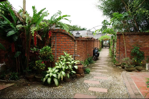 Lối vào nhà bằng tường gạch đỏ. Lối vào nhà bằng tường gạch đỏ.