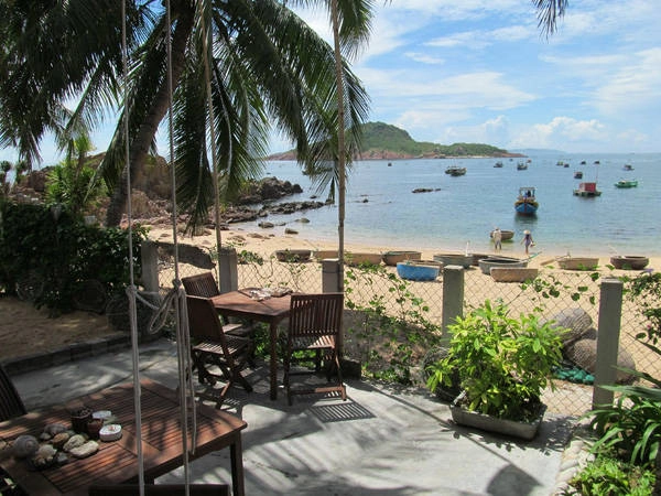 Do rất gần biển nên khi nghỉ ở đây bạn có thể tận hưởng buổi sáng sớm hay hoàng hôn một cách rất thi vị bằng cách tới khu quầy bar sát biển và nhâm nhi một vài ly nước mát lạnh, ngắm nhìn thiên nhiên. @richard G Do rất gần biển nên khi nghỉ ở đây bạn có thể tận hưởng buổi sáng sớm hay hoàng hôn một cách rất thi vị bằng cách tới khu quầy bar sát biển và nhâm nhi một vài ly nước mát lạnh, ngắm nhìn thiên nhiên. @richard G