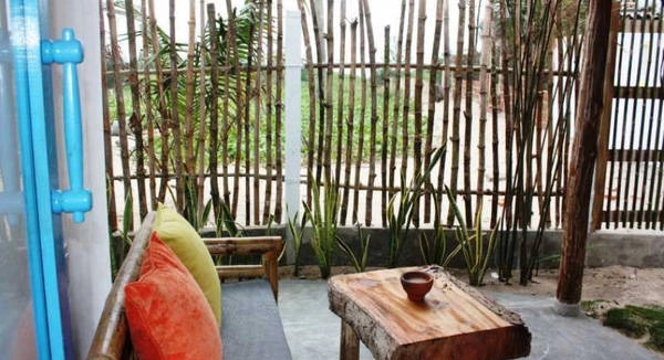 Thay vì những chiếc bàn gỗ thông thường, bàn uống nước ở homestay này lại là những miếng gỗ mộc với tấm to rất ấn tượng