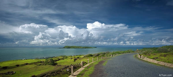Con đường tuyệt đẹp trên đảo, phía xa xa là hòn Tranh. Ảnh: Lê Anh Tuấn/flickr.com Con đường tuyệt đẹp trên đảo, phía xa xa là hòn Tranh. Ảnh: Lê Anh Tuấn/flickr.com