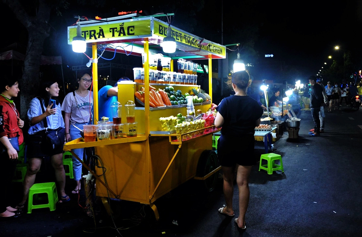 Ngoài ra, chợ đêm còn có hai dãy quán ăn, bán từ sinh tố, nước trái cây, hoa quả dầm tới bánh tráng nướng, thịt xiên nướng luôn nghi ngút khói và mùi thơm mời gọi thực khách. Ảnh: Khánh Trần.