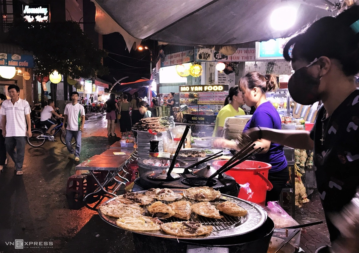 Phố ẩm thực Ngô Văn Sở  Đừng bỏ lỡ phố ăn đêm Ngô Văn Sở, nếu bạn là một tín đồ ẩm thực đường phố. Tuy chỉ là con phố nhỏ và cũng không cách xa phố ốc Ngọc Hân Công Chúa nhưng con đường ẩm thực đêm này vẫn có sức hút riêng. Bạn sẽ cảm giác mọi món ăn Quy Nhơn đều có ở đây, từ bánh xèo tôm nhảy, bánh khọt, bánh canh cho tới hải sản khô, mực ngào, nem nướng, nem lụi… Ảnh: Khánh Trần.