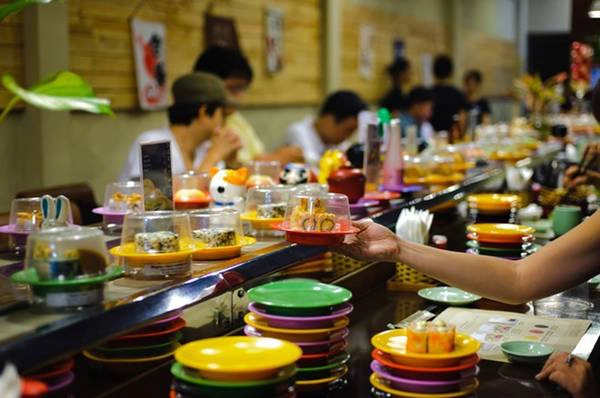 Du lich Sai Gon - Thưởng thức sushi băng chuyền