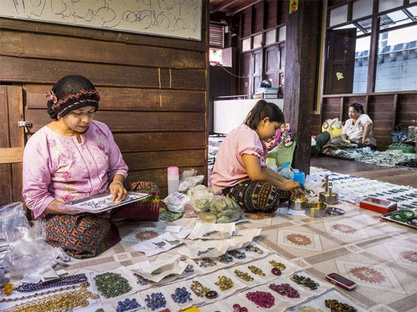 Các viên đá từ thô sơ đến được mài giũa qua được bày đầy trên các sạp hàng ngoài chợ hay trong những cửa hiệu sang trọng