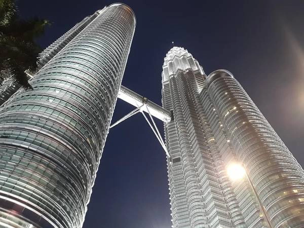 Tòa tháp đôi Petronas - biểu tượng của thành phố Kuala Lumpur.