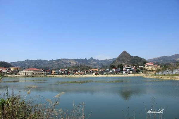 Thời gian thích hợp để thăm Lào Cai là từ tháng 9 đến tháng 4 năm sau. Khoảng thời gian từ tháng 5 đến tháng 8 hay có mưa, du khách có thể gặp đôi chút bất tiện trong việc tham quan.  Từ Hà Nội, du khách có thể di chuyển đến Lào Cai bằng rất nhiều phương tiện như tàu hỏa, xe khách, ôtô du lịch, xe máy,…