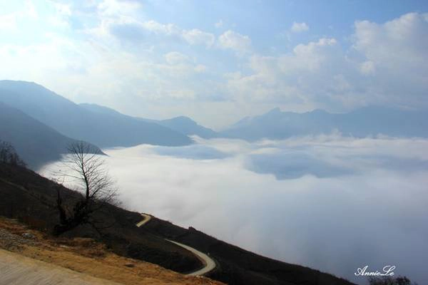 Ngày 4: Săn mây 5h: “Đặc sản” Y Tý chính là những biển mây bồng bềnh. Du khách cần dậy thật sớm, di chuyển đến Ngải Thầu Thượng (ảnh), cách trung tâm xã Y Tý khoảng 5 km, vượt qua sương giá, kiên nhẫn chờ đợi, rồi vỡ òa trước cảm giác đứng cao hơn cả bầu trời.
