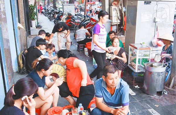 Phở Hàng Trống thời còn ngồi ở vỉa hè ngã tư Hàng Trống.