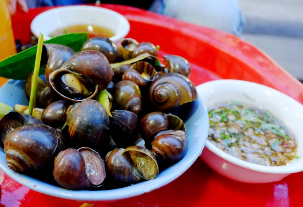 Nước mắm chuẩn, ốc sạch và béo, giòn sần sật là bí quyết của quán. Nước mắm chuẩn, ốc sạch và béo, giòn sần sật là bí quyết của quán.