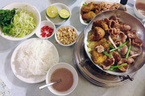 Khách hàng có thể xin thêm rau sống, thì là, hành thoải mái. Khách hàng có thể xin thêm rau sống, thì là, hành thoải mái.
