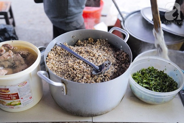 4-quan-banh-duc-nong-nhac-den-ten-da-thay-ngon-o-ha-noi-hom-nay-ban-nen-thu-ngay-ivivu-18