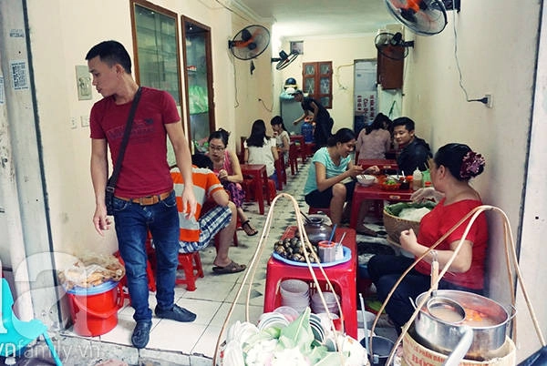 Gánh bún ốc cô Huê khi còn ở Nhà Chung.