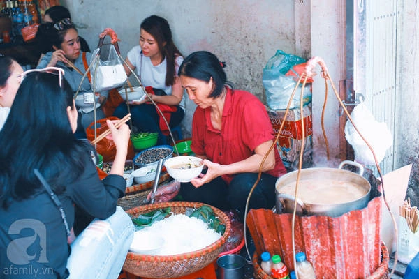 4-quan-bun-oc-co-truyen-hang-chuc-nam-tuoi-neu-khong-biet-dung-nhan-la-sanh-an-o-ha-noi-ivivu-17