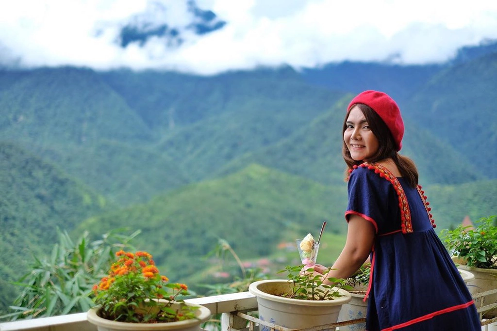 Cafe in the Clouds (Fansipan): "Cà phê trên tầng mây" có không gian mở, view hút mắt với biển mây giăng kín, hòa quyện với núi rừng, thung lũng xung quanh. Ban công được trang trí nhiều chậu hoa kiểng, là góc sống ảo được yêu thích tại đây. Sáng sớm và chiều tối là thời điểm hợp lý để check-in. Khi đó, bạn có thể săn ảnh bình minh hay hoàng hôn. Ảnh: Karibkibb.