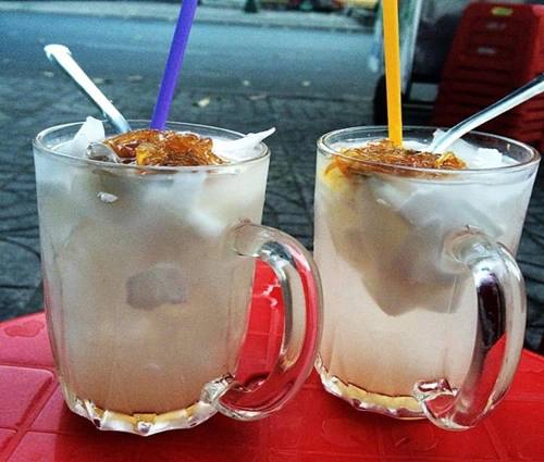 Nước dừa cho thêm mứt tắc hoặc mứt thơm (dứa) tạo nên vị khác lạ. Ảnh: Hà Yumi.